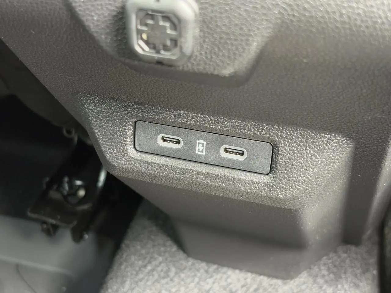 Prise USB double type C pour recharge rapide intégrée dans la console centrale du Dacia Duster Gris Schiste 2025