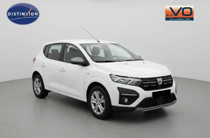Vue 3/4 avant droite d'une Dacia Sandero blanche 2021 avec calandre noire et feux diurnes LED.