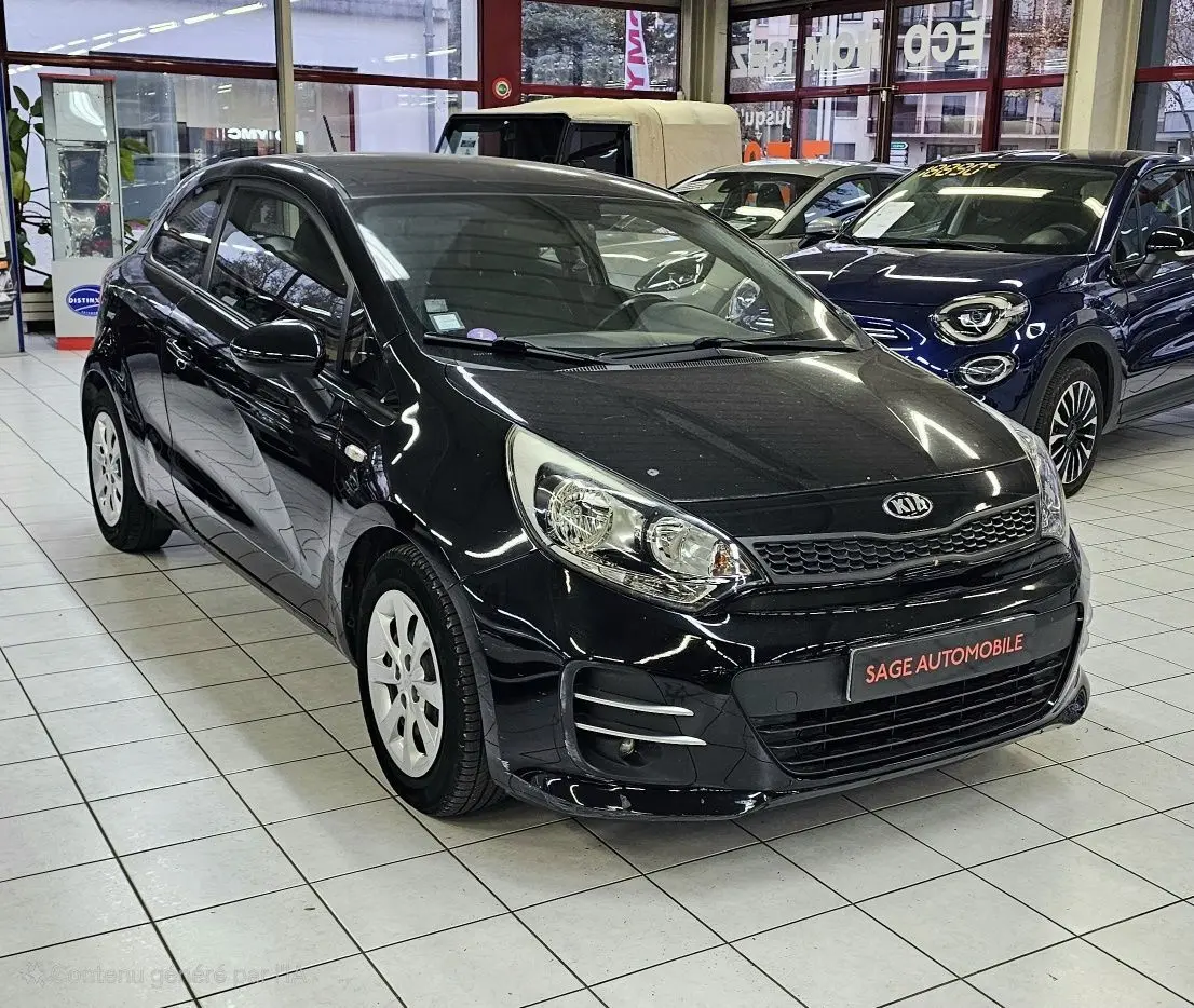 KIA RIO III noire vue 3/4 avant droit en showroom, avec jantes blanches et calandre caractéristique.