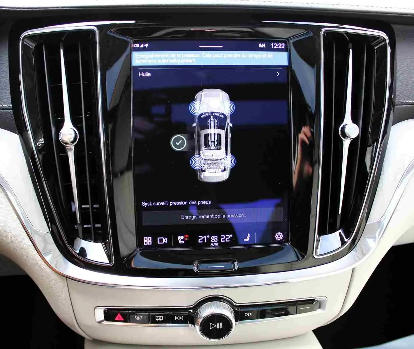 Écran tactile central du tableau de bord du Volvo S60 2024, affichant la surveillance de la pression des pneus.
