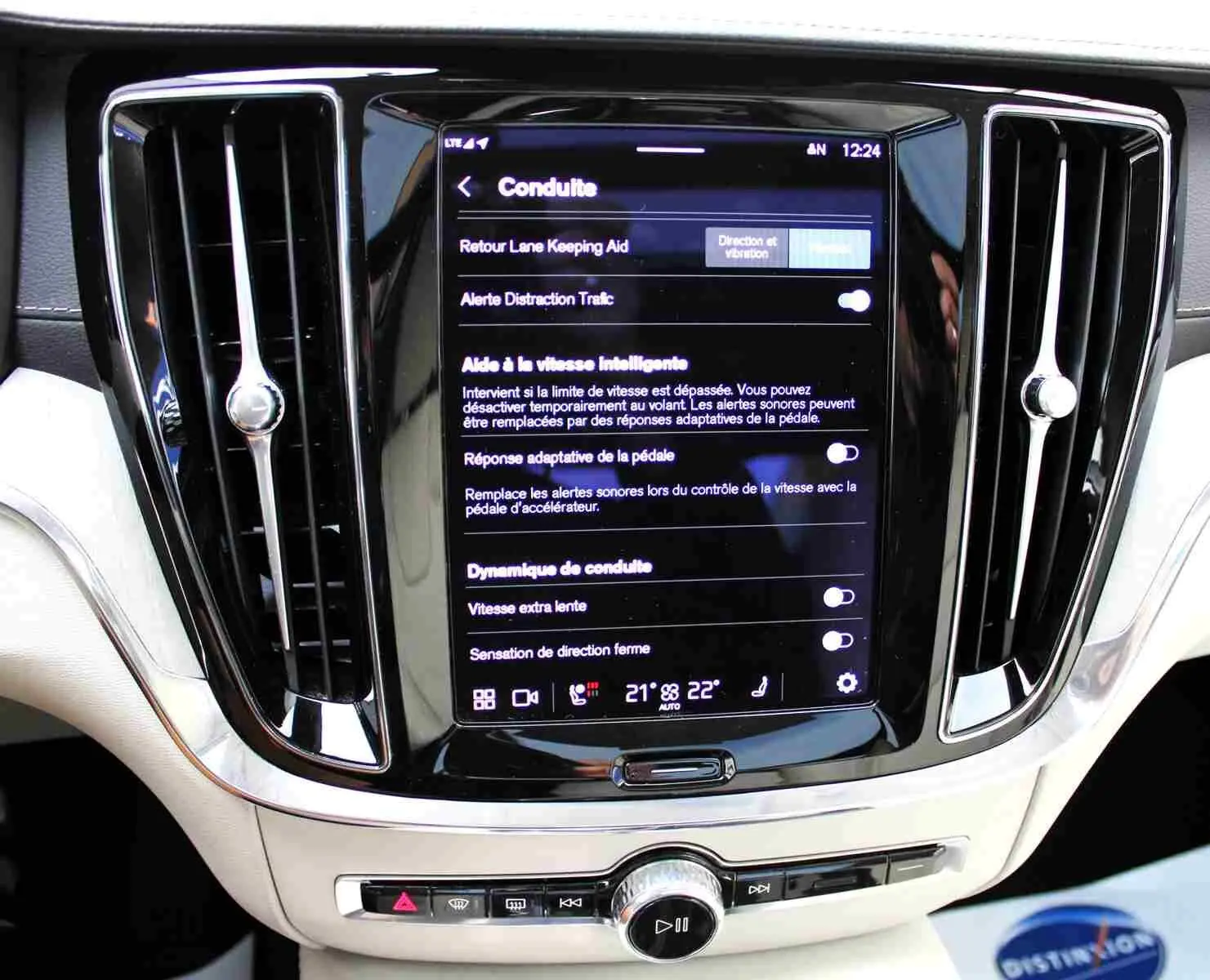 Écran tactile central affichant les réglages de conduite du Volvo S60 T6 AWD gris métal 2024, avec aérateurs chromés.