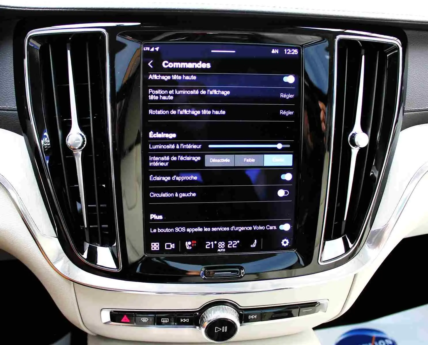 Écran tactile central avec commandes d’éclairage dans l’habitacle clair d’une Volvo S60 gris métal 2024.