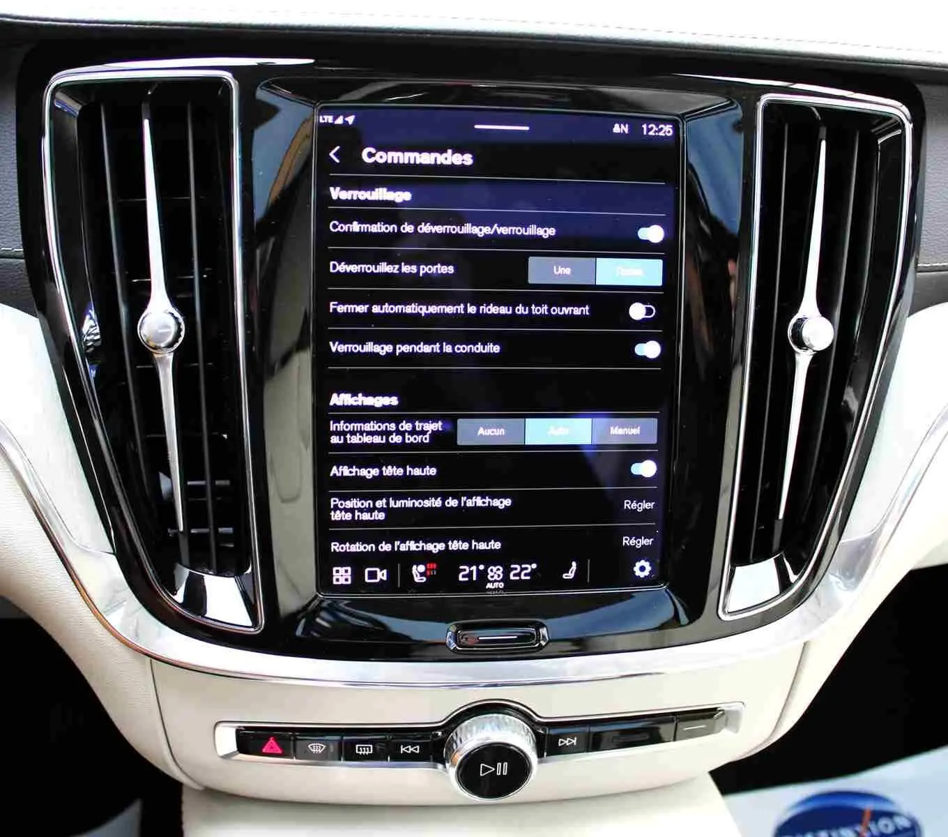 Vue rapprochée de l'écran tactile central du Volvo S60 T6 hybride rechargeable 2024 avec commandes de verrouillage et affichage.