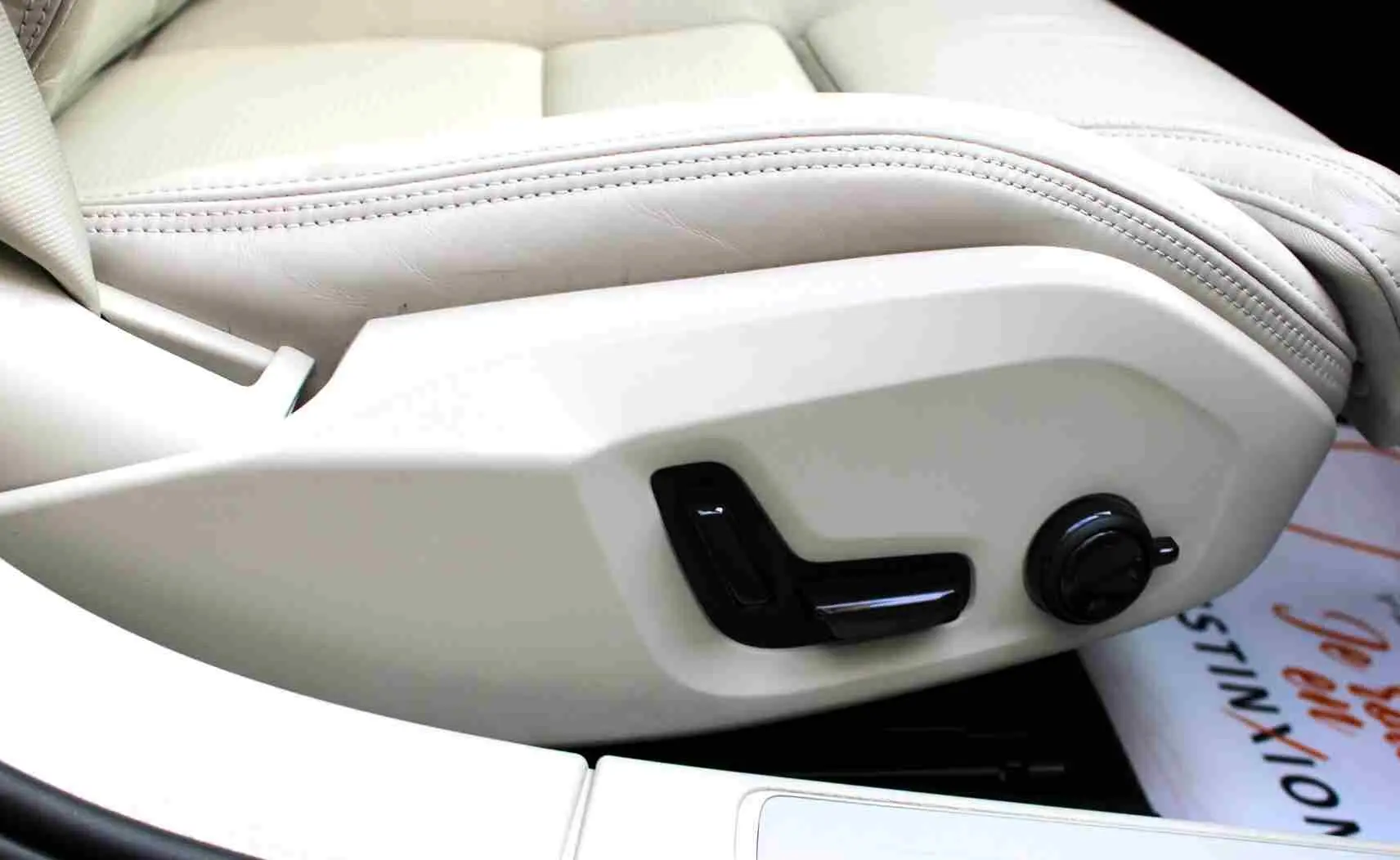 Réglage électrique du siège avant en cuir beige clair dans une Volvo S60 2024 hybride rechargeable