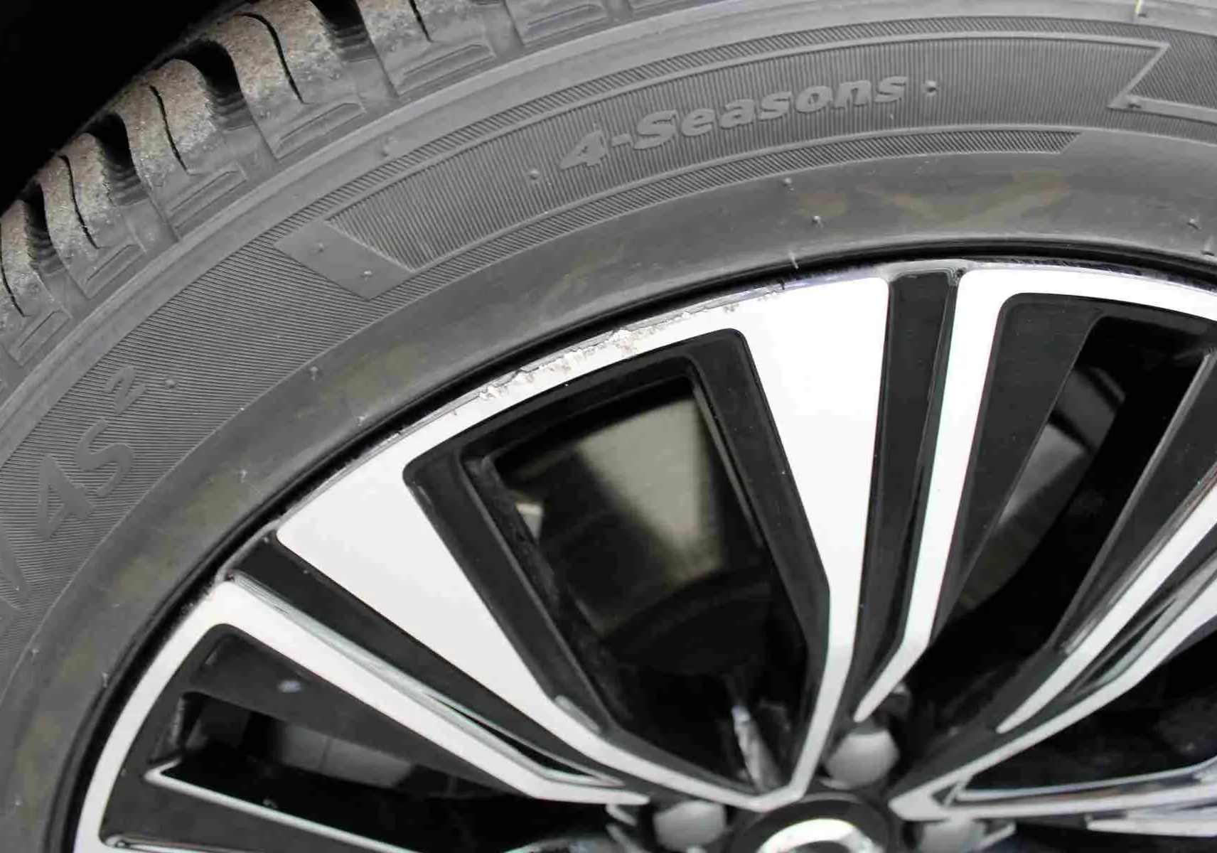 Gros plan sur la jante alliage bicolore du Volvo S60 gris métal hybride rechargeable 2024.