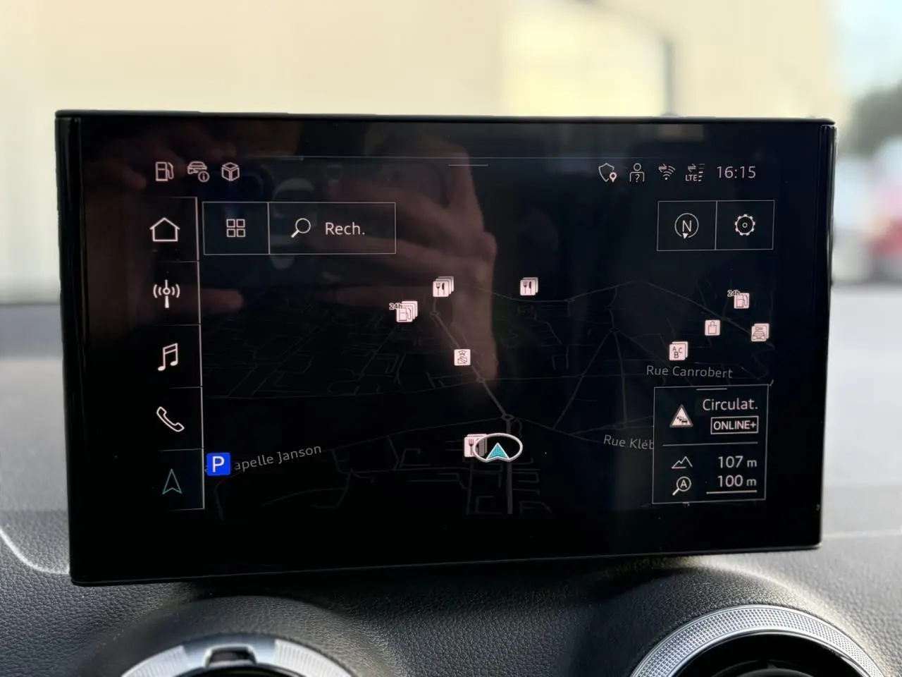 Écran tactile MMI navigation affichant une carte, dans l'habitacle d'un Audi Q2 argent rosé 2025.