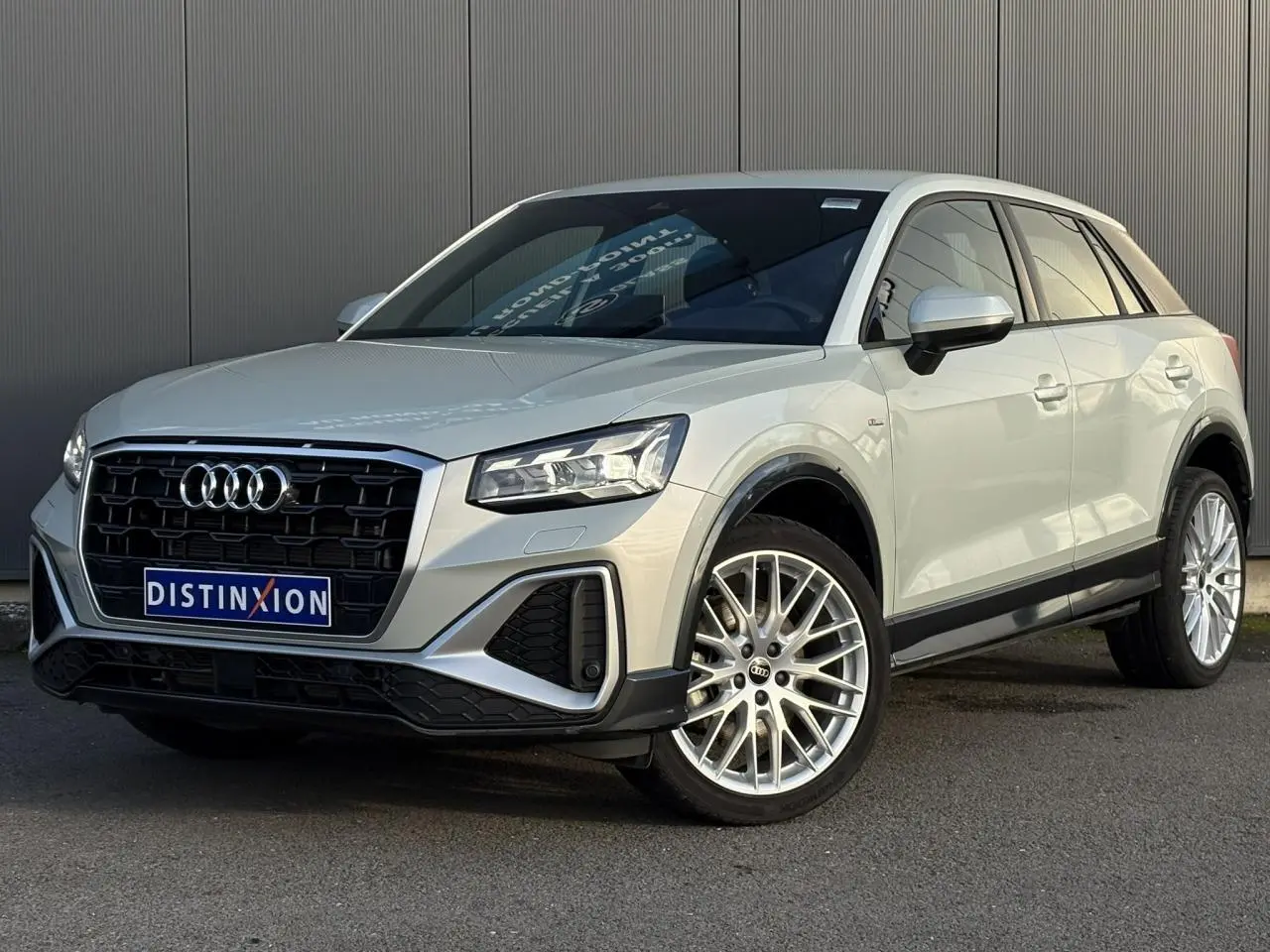 Audi Q2 35 TDI S-Line argent rosé en 3/4 avant droit, avec calandre noire et jantes alliage multibranches.