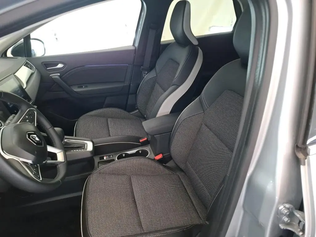 Gros plan sur la jante alliage 17 pouces bicolore du Renault Captur II Techno gris Highland, avec logo central Renault.