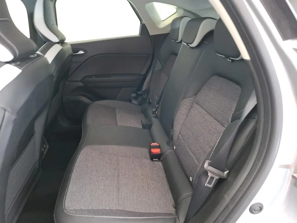 Vue rapprochée de la roue de secours noire dans le coffre du Renault Captur II Techno gris Highland 2023.