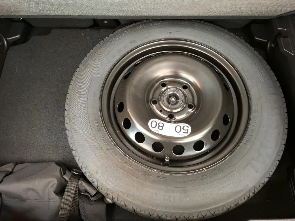 Gros plan sur les commandes des vitres électriques et rétroviseurs côté conducteur du Renault Captur gris Highland 2023.