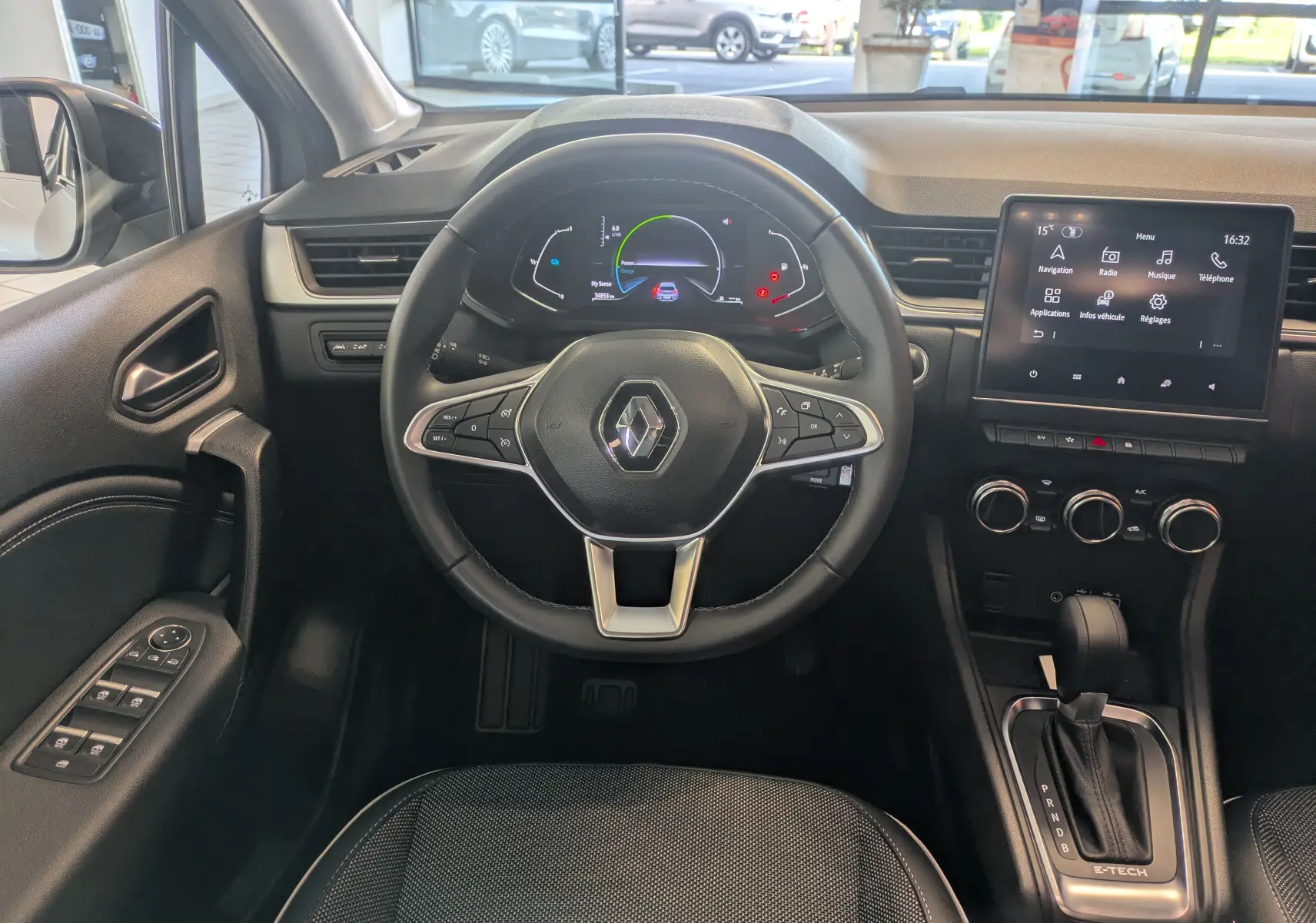 Vue intérieure centrée sur le volant et tableau de bord du Renault Captur II Techno avec écran tactile et levier BVA.