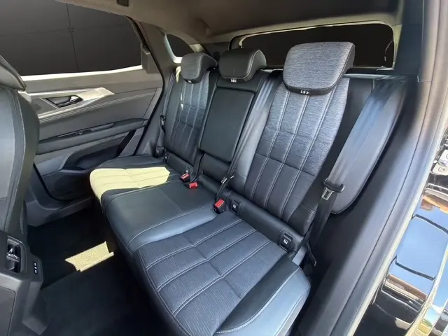 Vue intérieure arrière du Renault Austral 2025 noir, montrant la banquette trois places en cuir et tissu gris avec appuie-têtes.