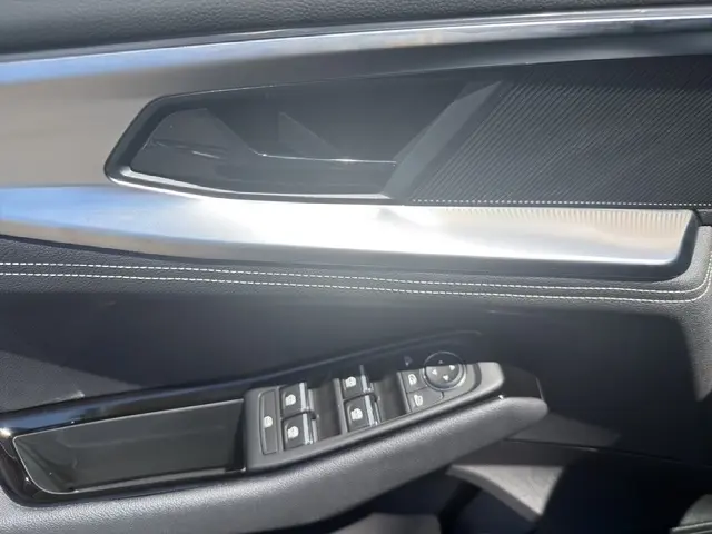 Gros plan sur la roue avant droite noire du Renault Austral 2025 avec jante alliage bicolore et pneu Michelin.