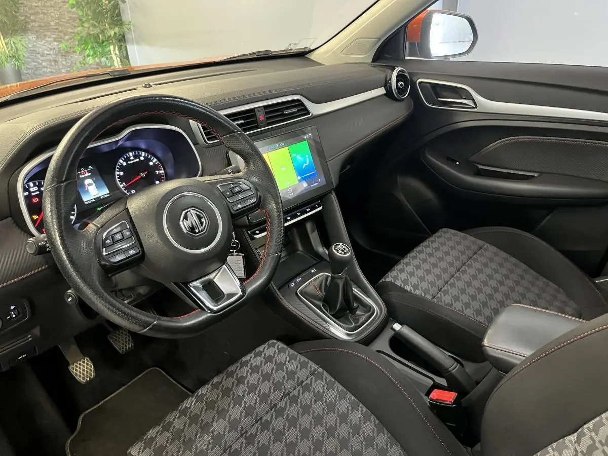 Intérieur avant du MG ZS 1.5L VTi Tech 2022, volant cuir multifonction et écran tactile central visible.