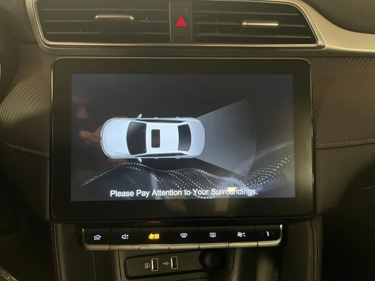 Écran tactile central affichant l'alerte de surveillance des alentours dans l'habitacle du MG ZS 2022.