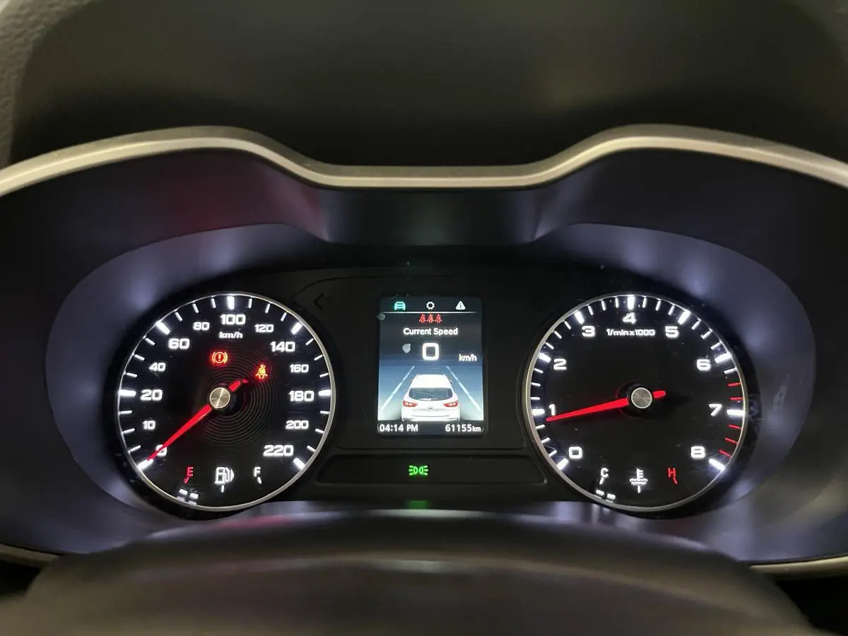 Tableau de bord du MG ZS 2022 avec compteurs analogiques et écran central affichant la vitesse à 0 km/h.