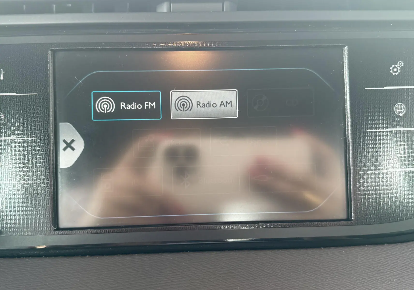 Écran tactile du système multimédia du Citroën C4 Picasso blanc 2014 affichant les options Radio FM et AM.
