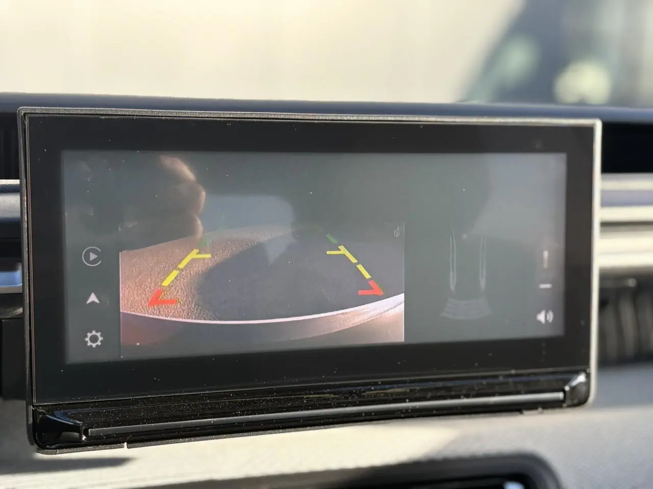 Écran tactile intérieur affichant la caméra de recul du Citroën C3 Aircross Hybrid 145, vue frontale.