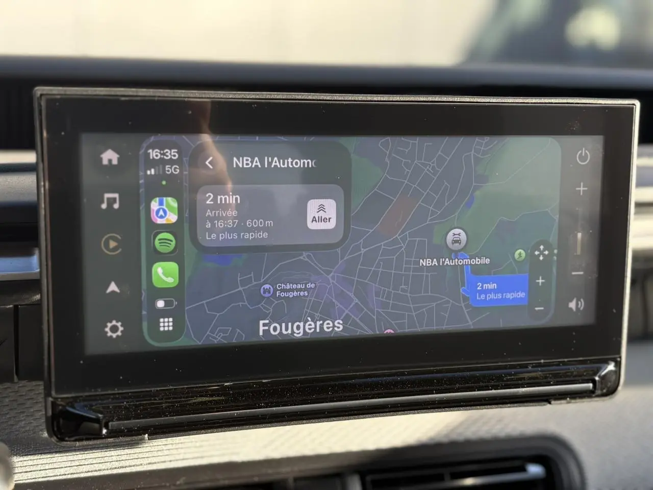 Écran tactile GPS 10,25'' du tableau de bord du Citroën C3 Aircross Hybrid 145, affichant navigation.