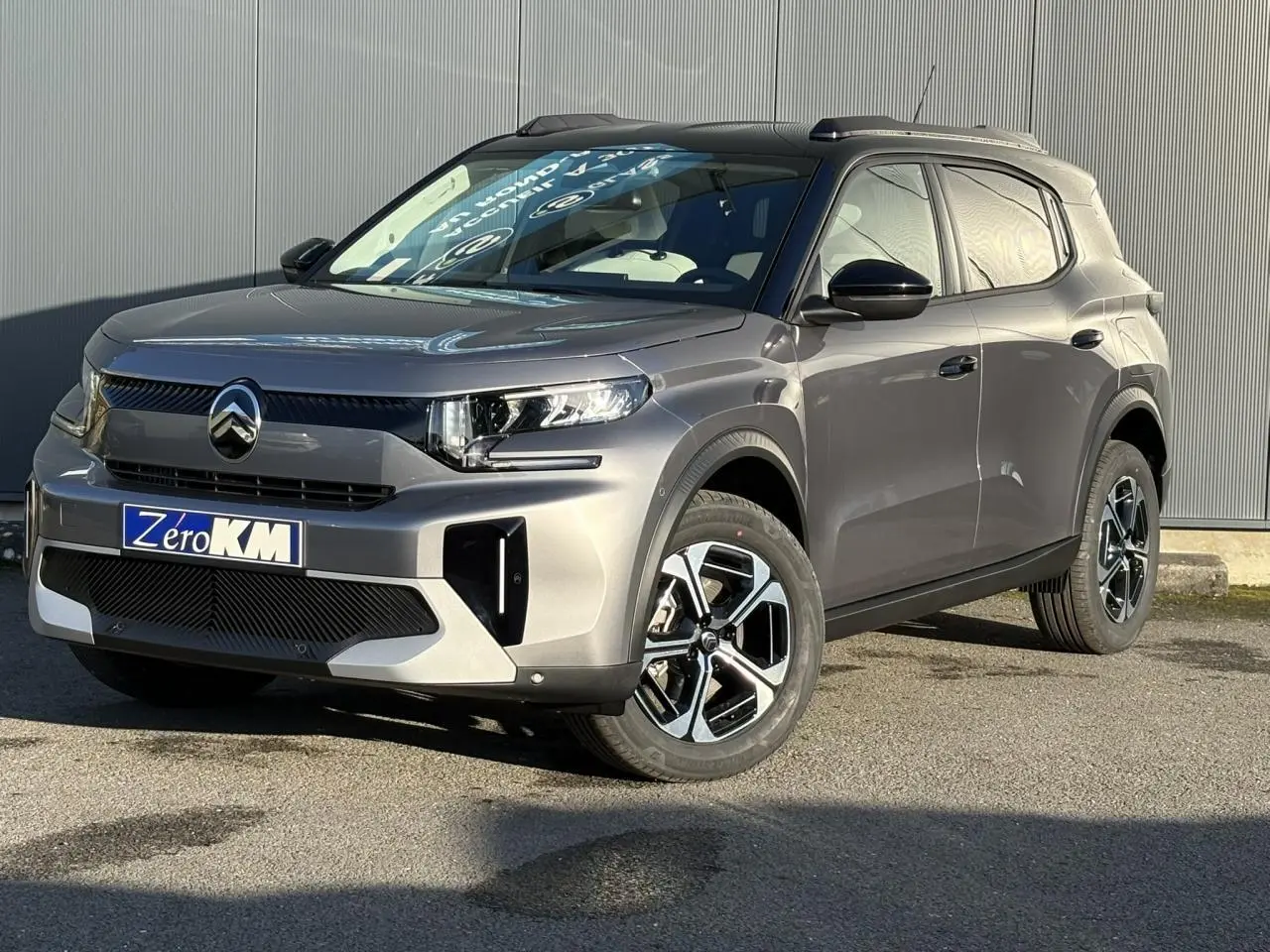 Vue 3/4 avant droit du Citroën C3 Aircross 2025 gris Mercury avec toit noir et jantes alliage diamantées.