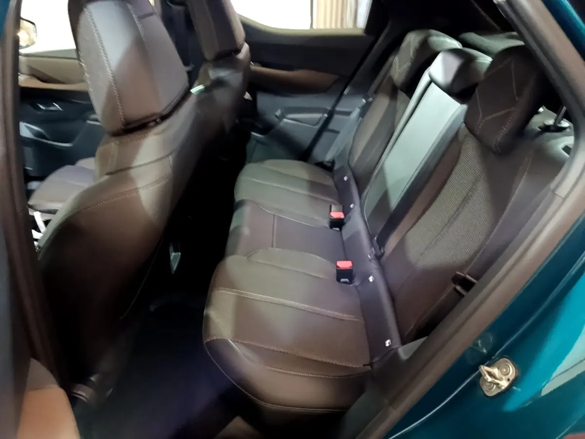 Vue côté gauche sur la banquette arrière en cuir noir du DS3 Crossback bleu, avec ceinture et appuie-têtes visibles.