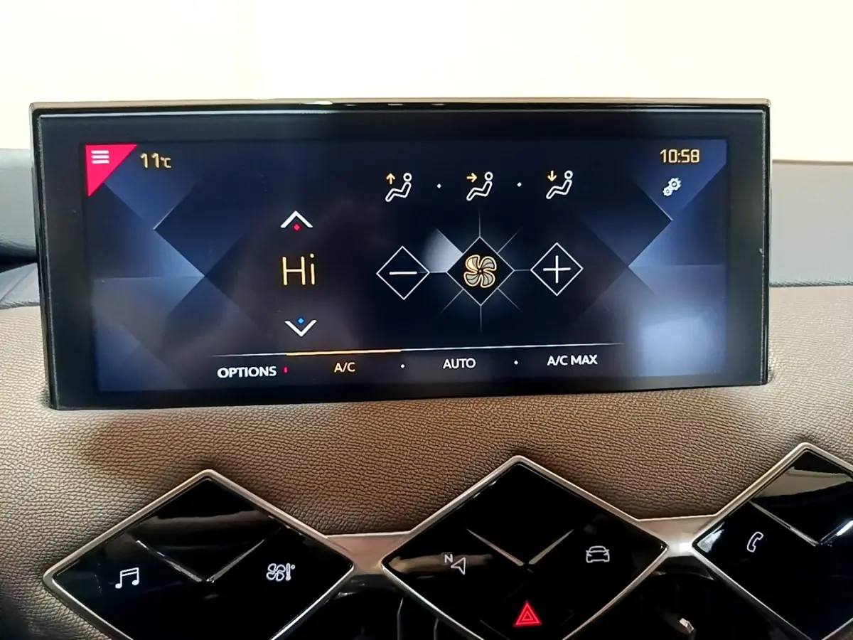Écran tactile central du tableau de bord du DS3 Crossback bleu, affichant la climatisation à 11°C.
