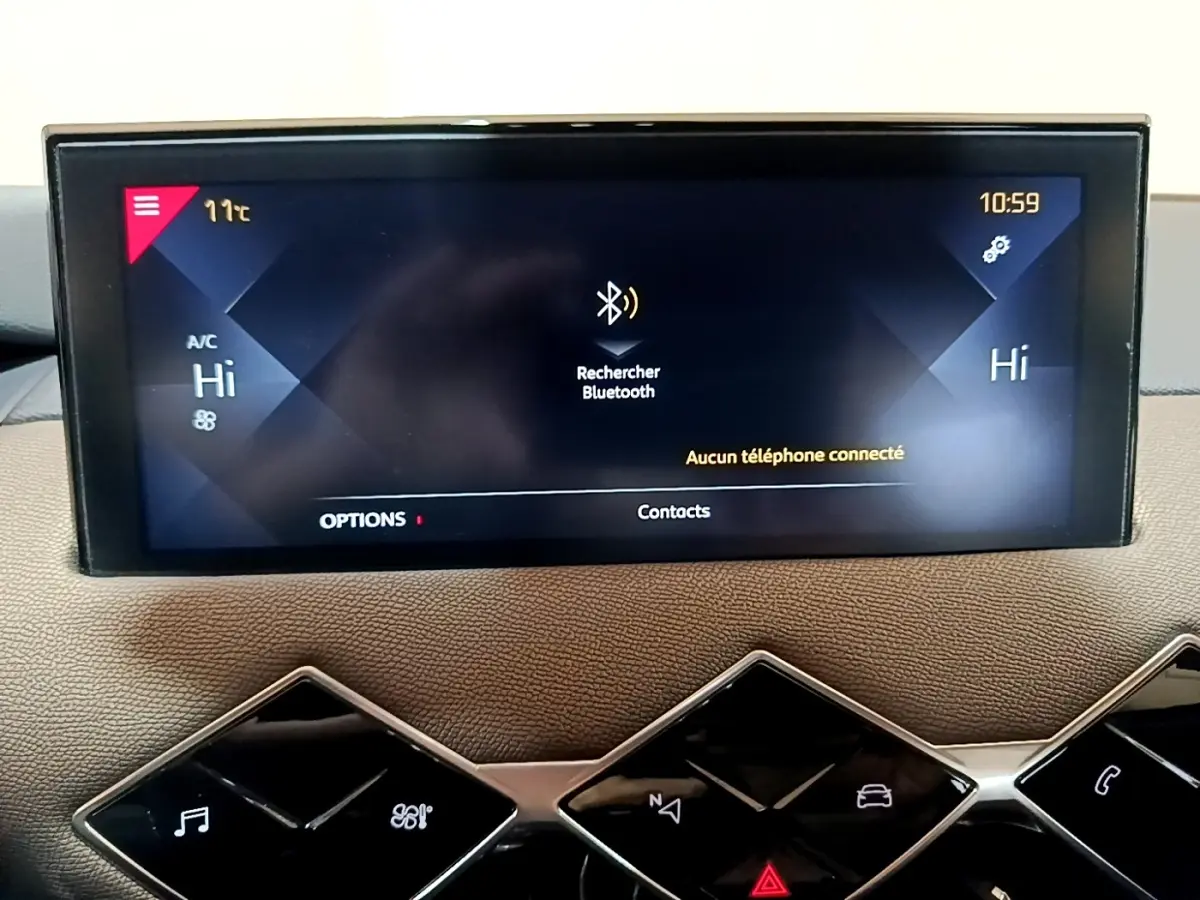 Écran tactile central du tableau de bord du DS3 Crossback 2020 affichant la connexion Bluetooth inactive.