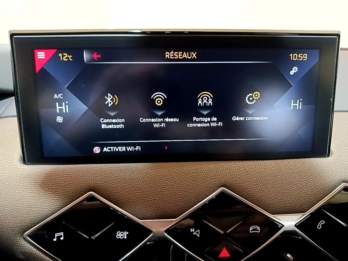 Écran tactile central du tableau de bord du DS3 Crossback bleu, affichant les options de connexion Wi-Fi et Bluetooth.