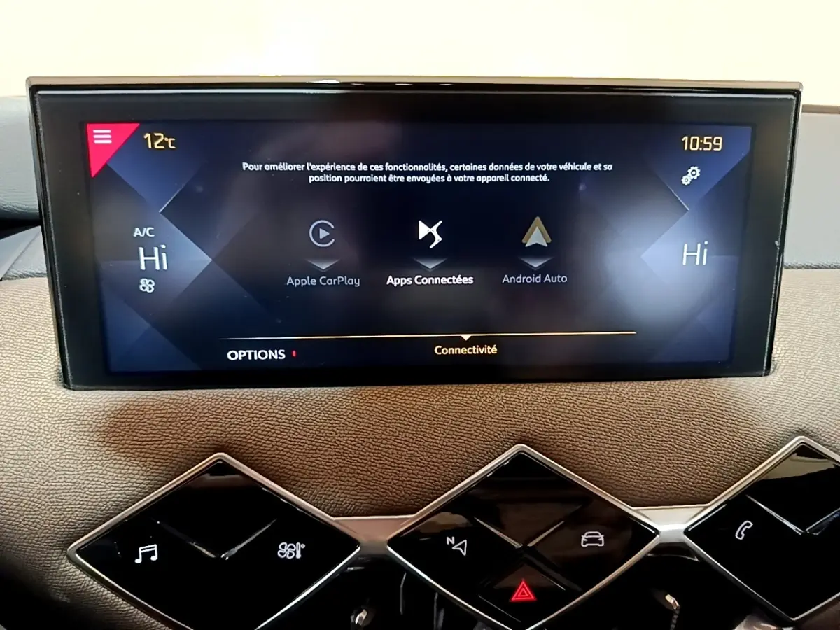Écran tactile central du tableau de bord du DS3 Crossback bleu, affichant Apple CarPlay et Android Auto.
