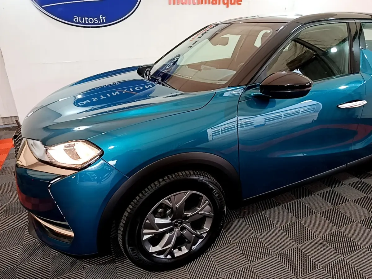 Vue 3/4 avant gauche d'un DS3 Crossback bleu avec phares allumés et jantes alliage modernes.