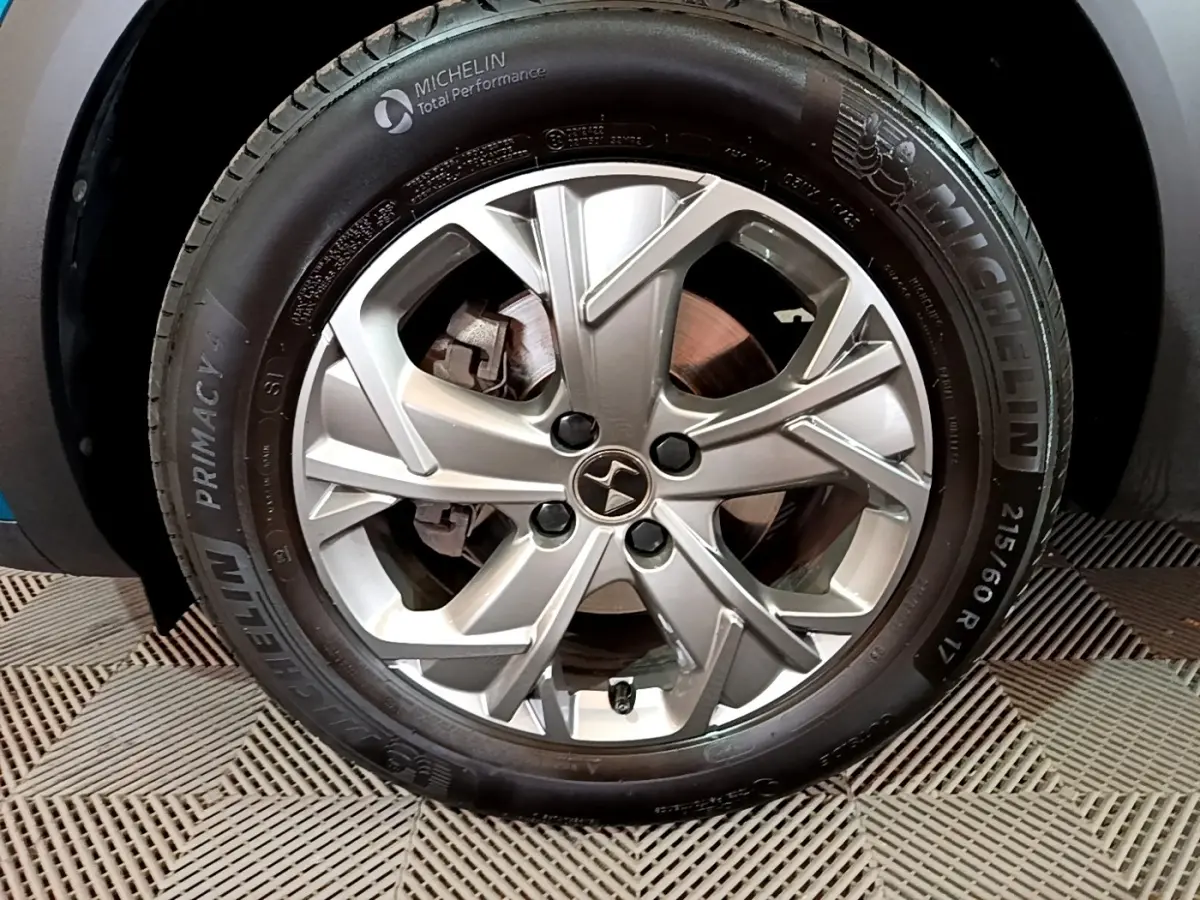 Gros plan sur la roue arrière droite d'un DS3 Crossback bleu avec pneu Michelin Primacy 4 visible.