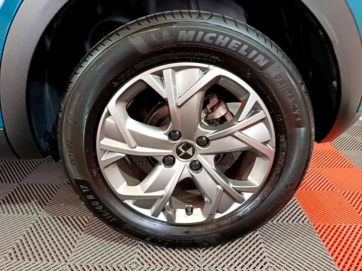 Gros plan sur la roue avant gauche bleue du DS3 Crossback avec jante alliage et pneu Michelin Primacy 4.