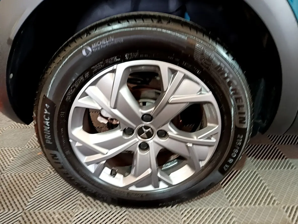 Gros plan sur la roue avant droite du DS3 Crossback bleu, avec jante alliage argentée et pneu Michelin.