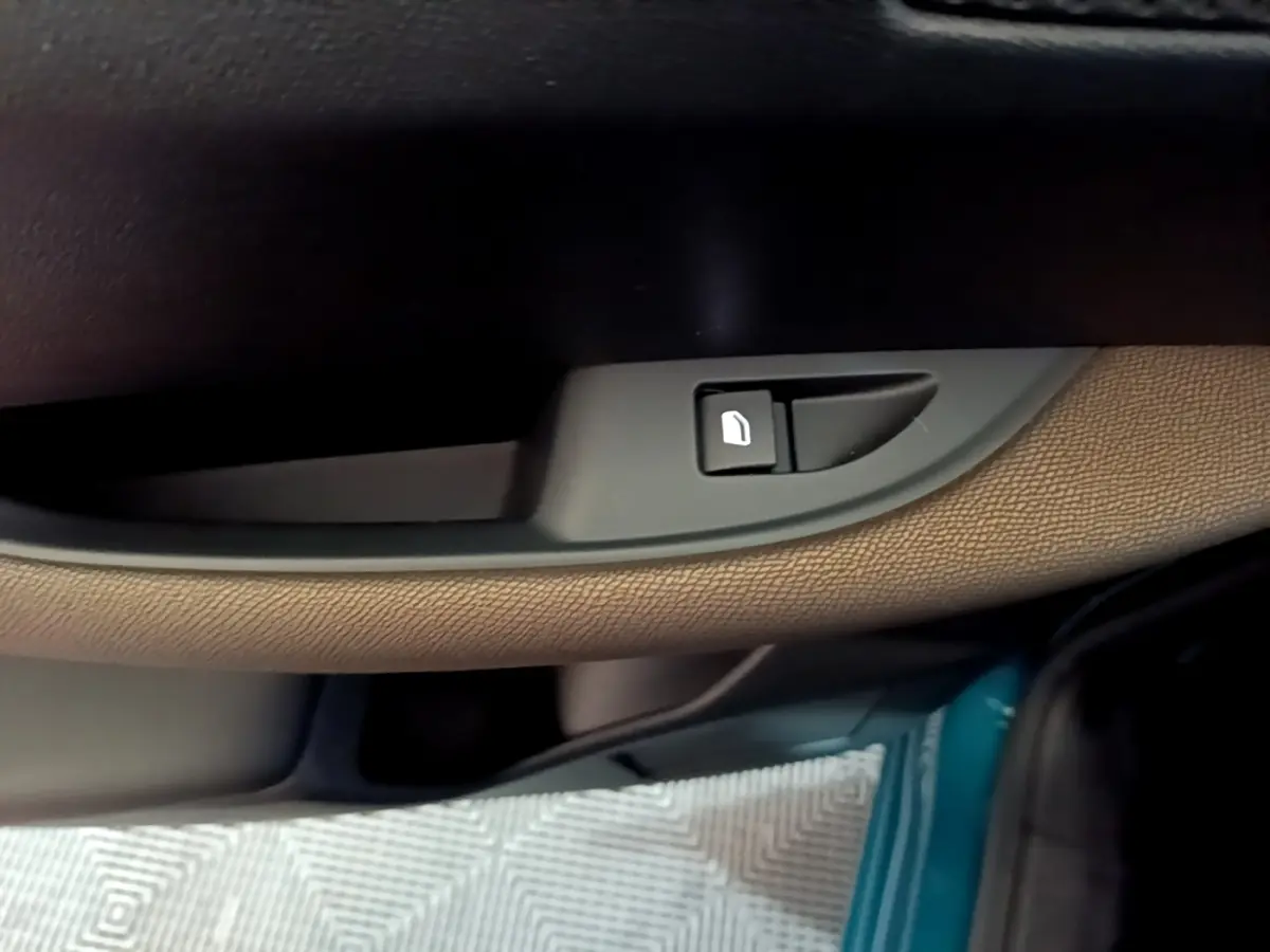 Gros plan sur la commande de verrouillage de porte côté conducteur d’un DS3 Crossback bleu 2020.