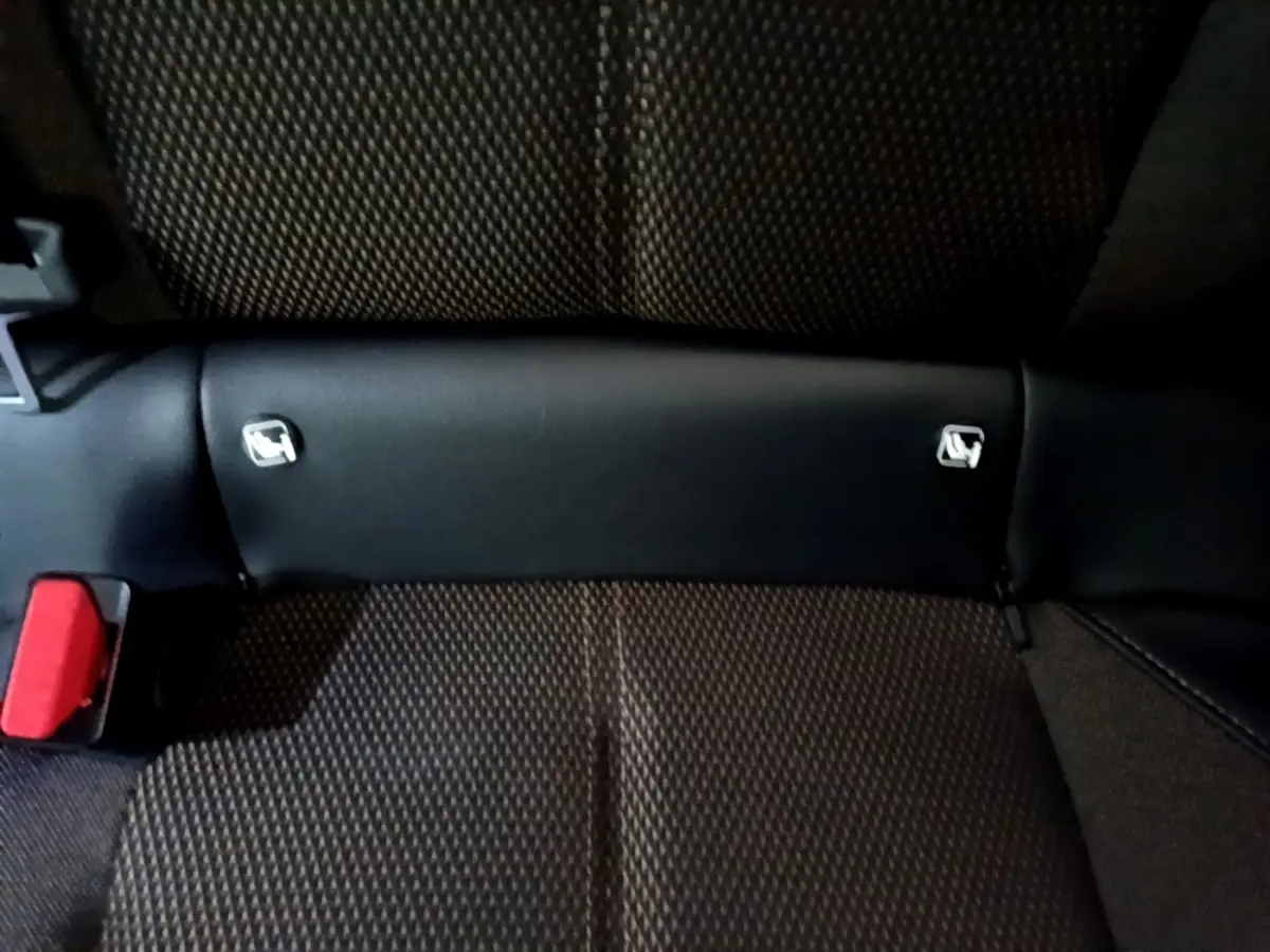 Gros plan sur la banquette arrière noire du DS3 Crossback avec attaches Isofix visibles et ceinture rouge.