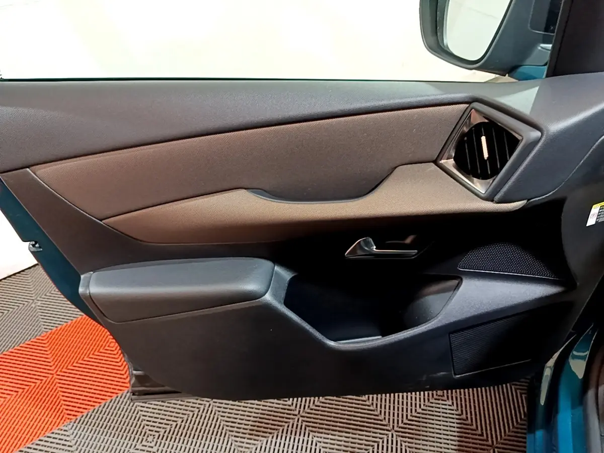 Vue intérieure côté gauche de la porte avant d'une DS3 Crossback bleu, avec garniture noire et sortie d'air angulaire.