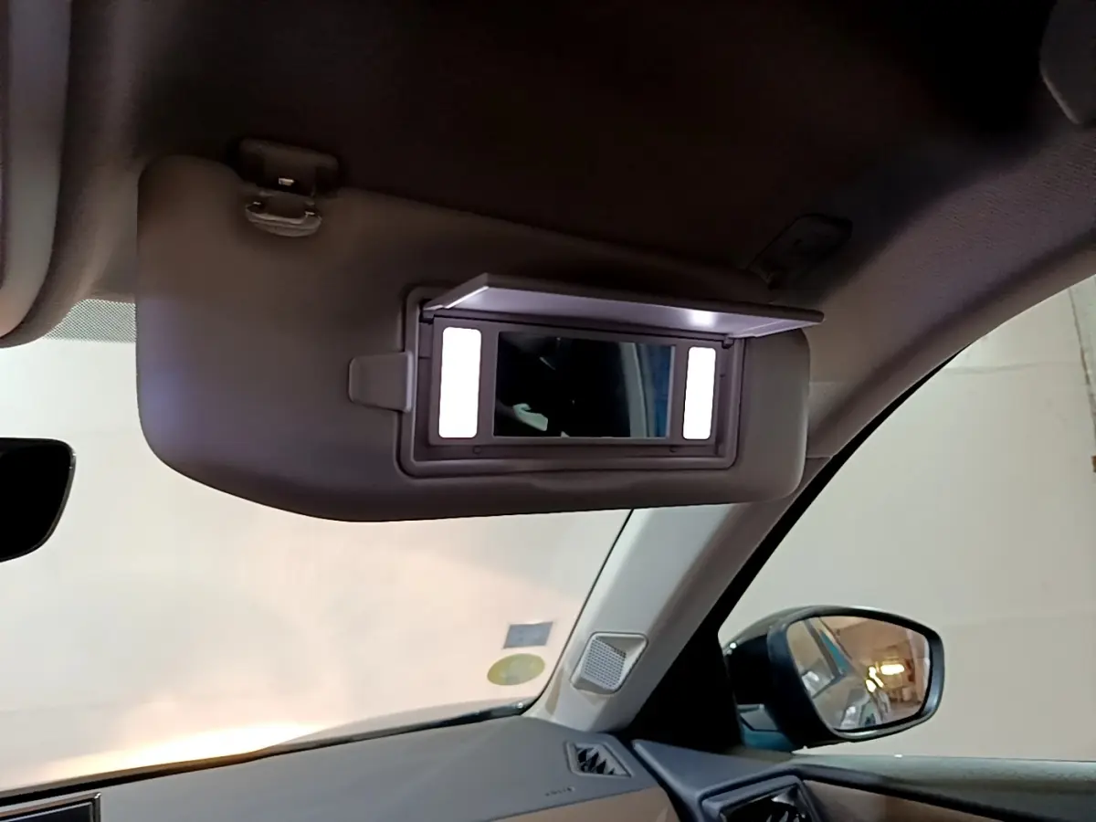Miroir de courtoisie éclairé sur pare-soleil côté conducteur dans l'habitacle d'une DS3 Crossback bleu 2020