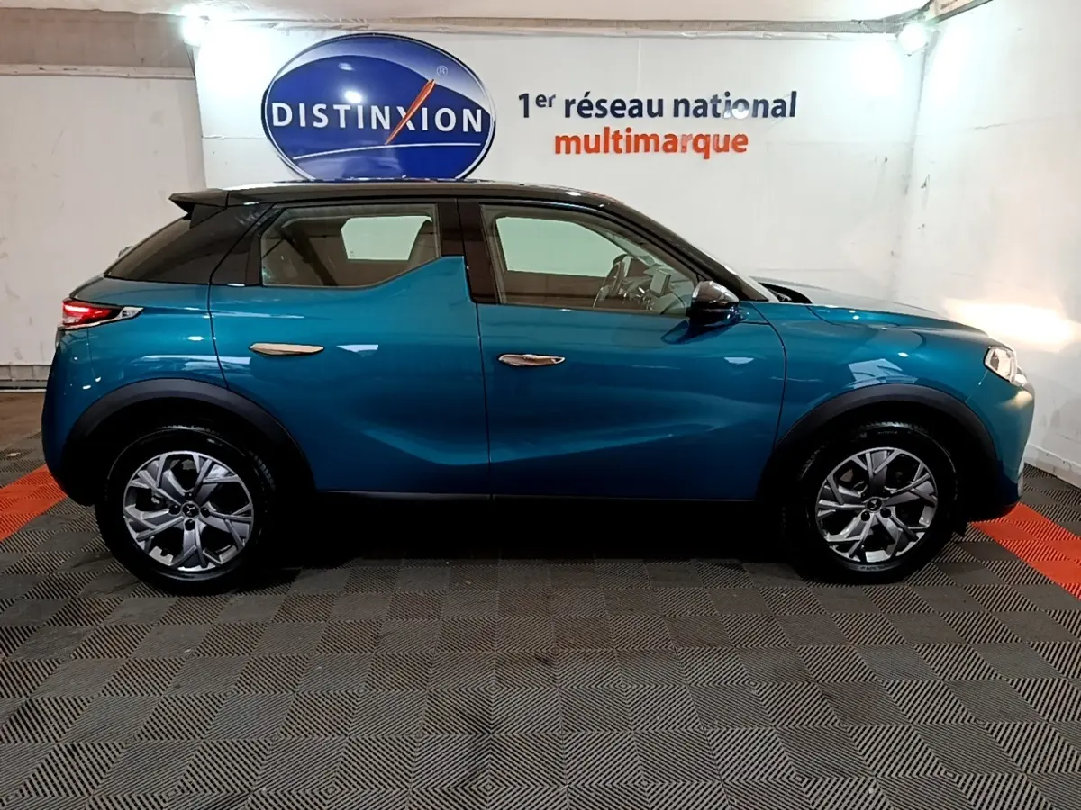 Profil latéral droit d'un DS3 Crossback bleu avec toit noir, jantes alliage et poignées de porte chromées.