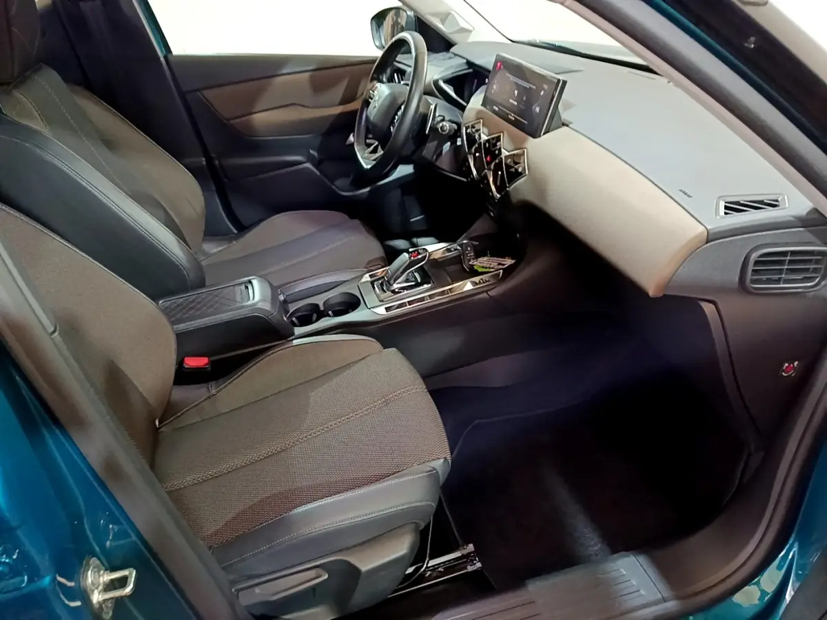 Intérieur avant droit du DS3 Crossback bleu 2020, avec tableau de bord moderne et écran tactile central.