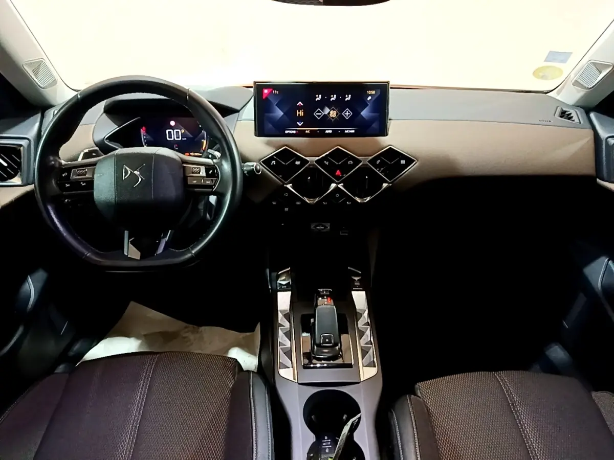 Vue intérieure frontale du tableau de bord et volant cuir noir du DS3 Crossback 2020 avec écran tactile 10,3 pouces.