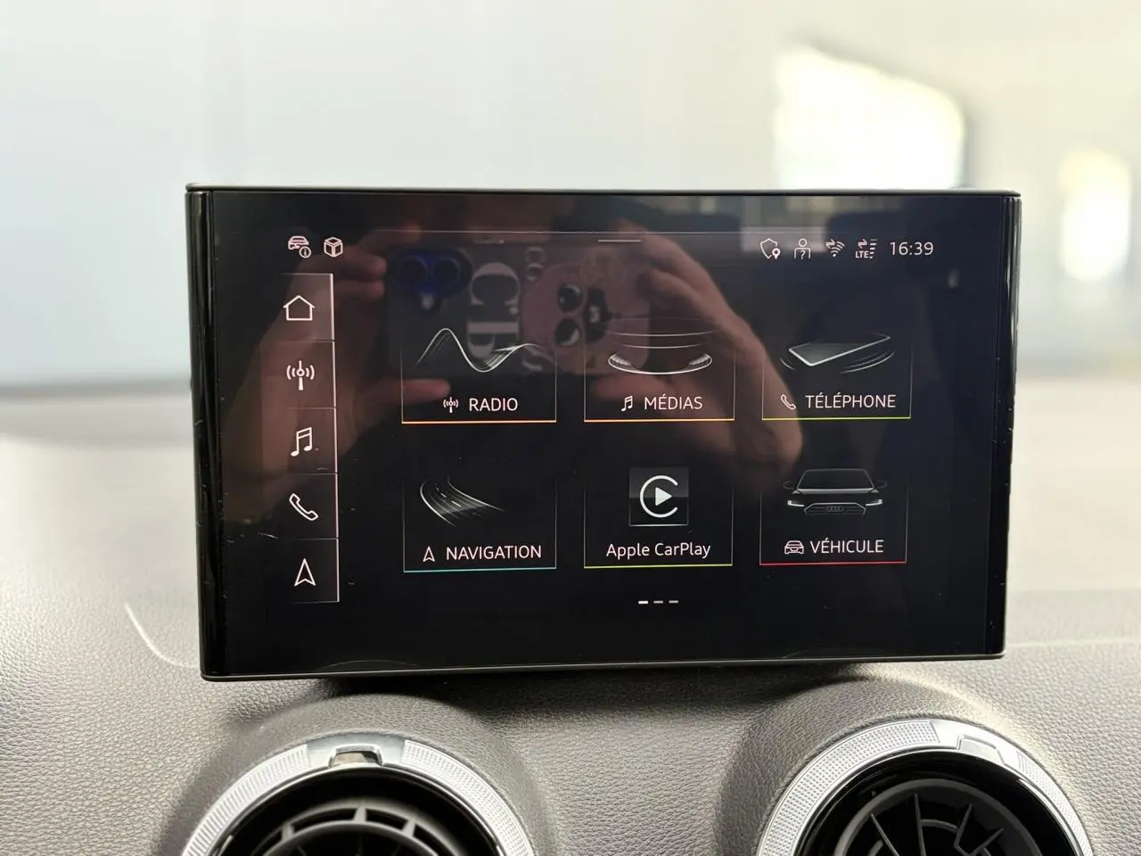 Écran tactile central de l'Audi Q2 35 TDI S-Line 2025 affichant les options multimédias et navigation.