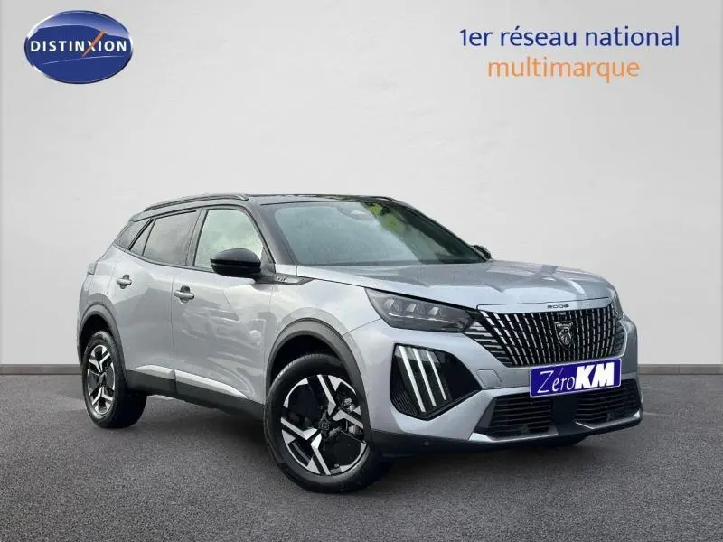 Peugeot 2008 gris en vue 3/4 avant droit, avec calandre verticale distinctive et jantes noires bicolores.