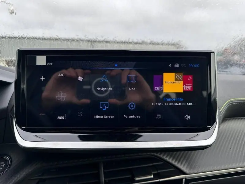 Écran tactile central du tableau de bord de la Peugeot 2008 gris 1.2 Hybrid 145ch GT, affichant le menu de navigation.