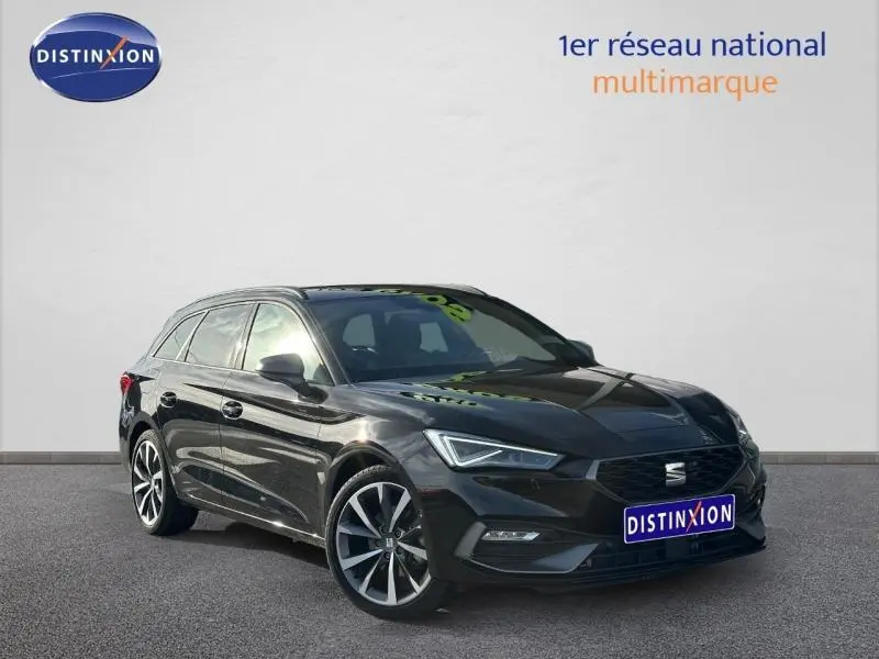 SEAT LEON ST 2025 noir minuit métallisé en 3/4 avant droit, avec jantes alliage et calandre distinctive FR.