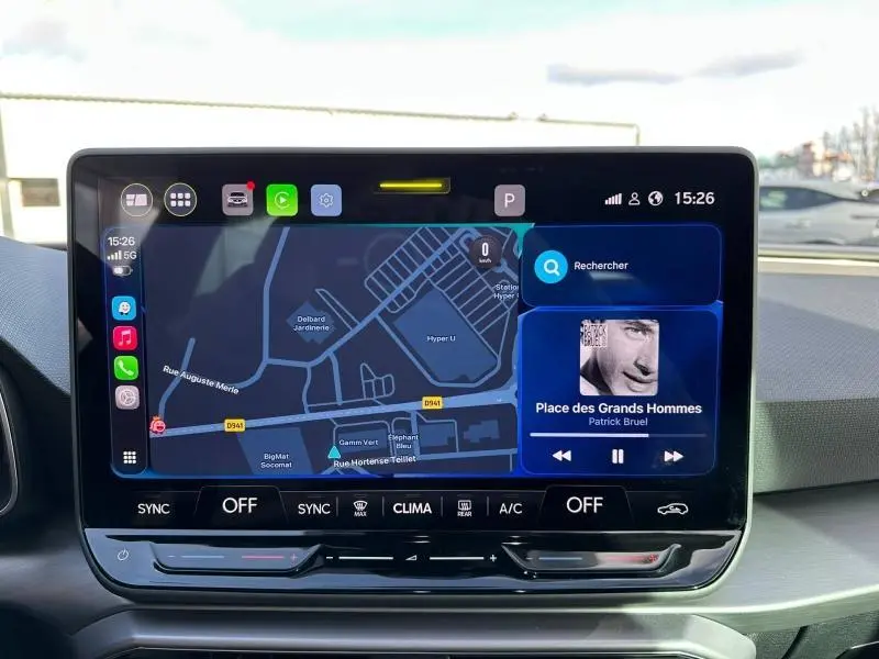 Vue rapprochée de l’écran tactile central du tableau de bord de la SEAT LEON ST 1.5 eTSI Hybrid 2025 en Noir Minuit Métallisée.