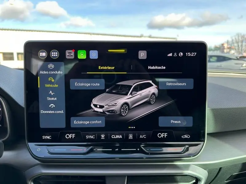 Écran tactile intérieur montrant une interface véhicule avec une image 3/4 avant d’un break SEAT Leon ST argent.