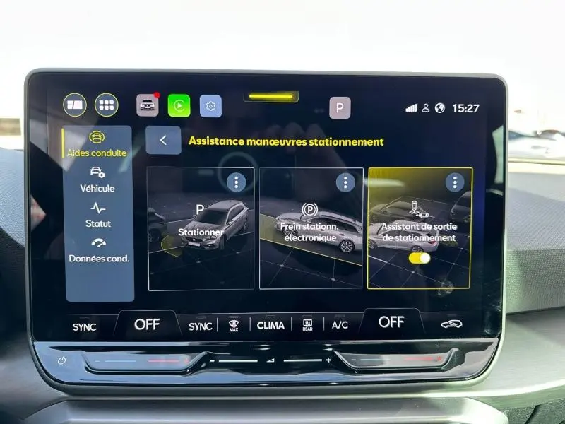Écran tactile intérieur montrant l'assistance aux manœuvres de stationnement du SEAT LEON ST 2025 en mode hybride.