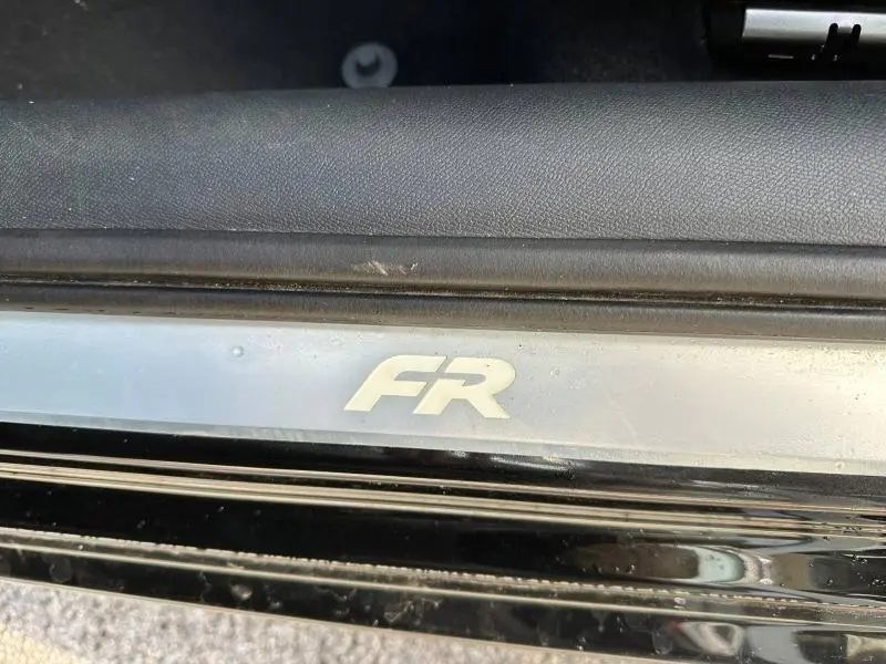 Détail du seuil de porte avec logo FR sur SEAT LEON ST 1.5 eTSI Hybrid 2025 en Noir Minuit Métallisée.
