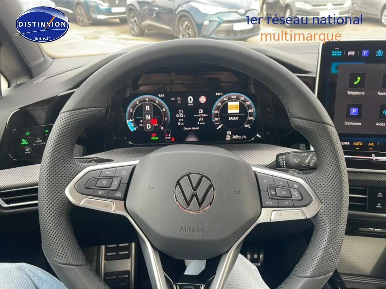 Vue intérieure centrée sur le volant cuir perforé et tableau de bord numérique de la Volkswagen Golf 2026 noire.