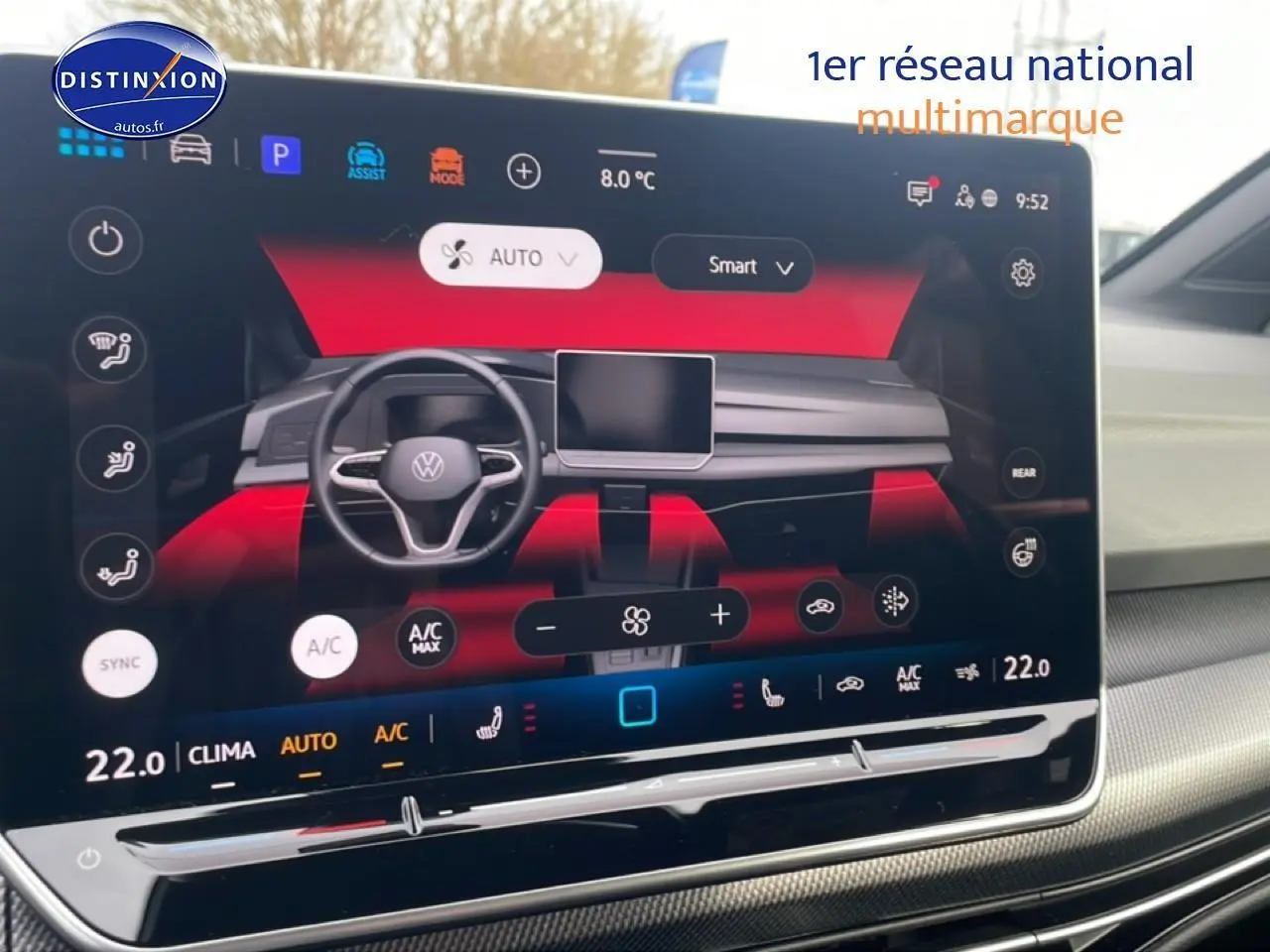 Écran tactile central affichant la climatisation et le tableau de bord numérique de la Volkswagen Golf noire 2026.